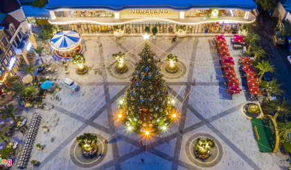 TP.HCM ĐÓN GIÁNG SINH SỚM, CHECK-IN CÙNG CÂY THÔNG CAO 25 M