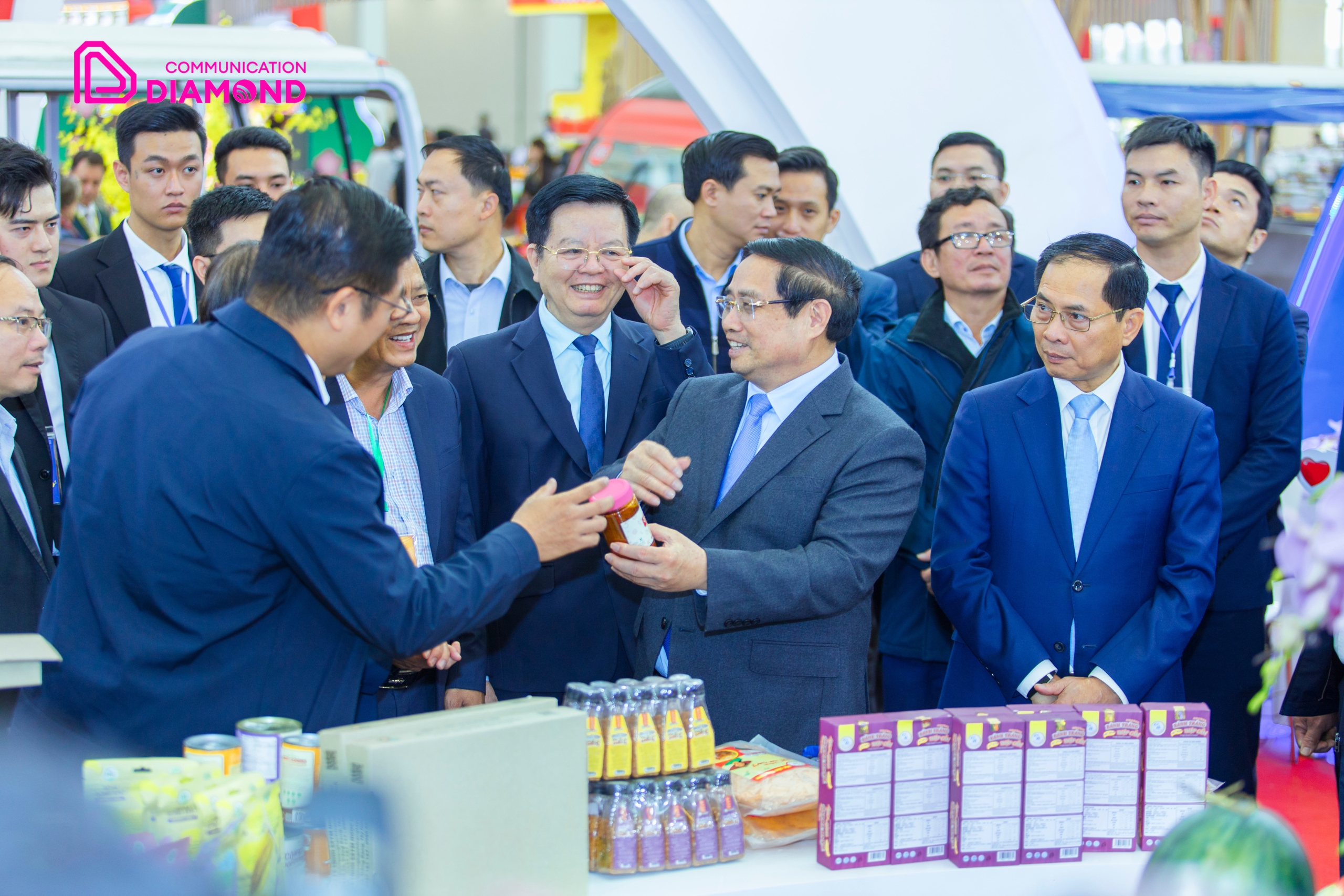 Thủ Tướng Phạm Minh Chính ghé thăm các gian hàng ở HCMX 2026