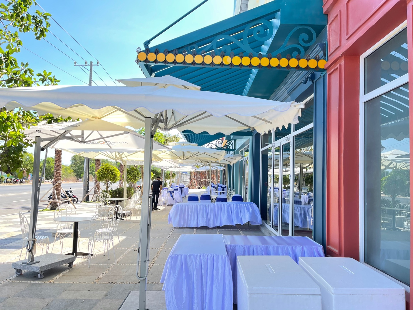 DÙ TRÒN KHÔNG GIAN, TRỤ BARRIE, STANDEE ĐIỆN